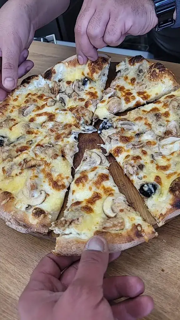 Just Pizza_Marseille_slider_image_2