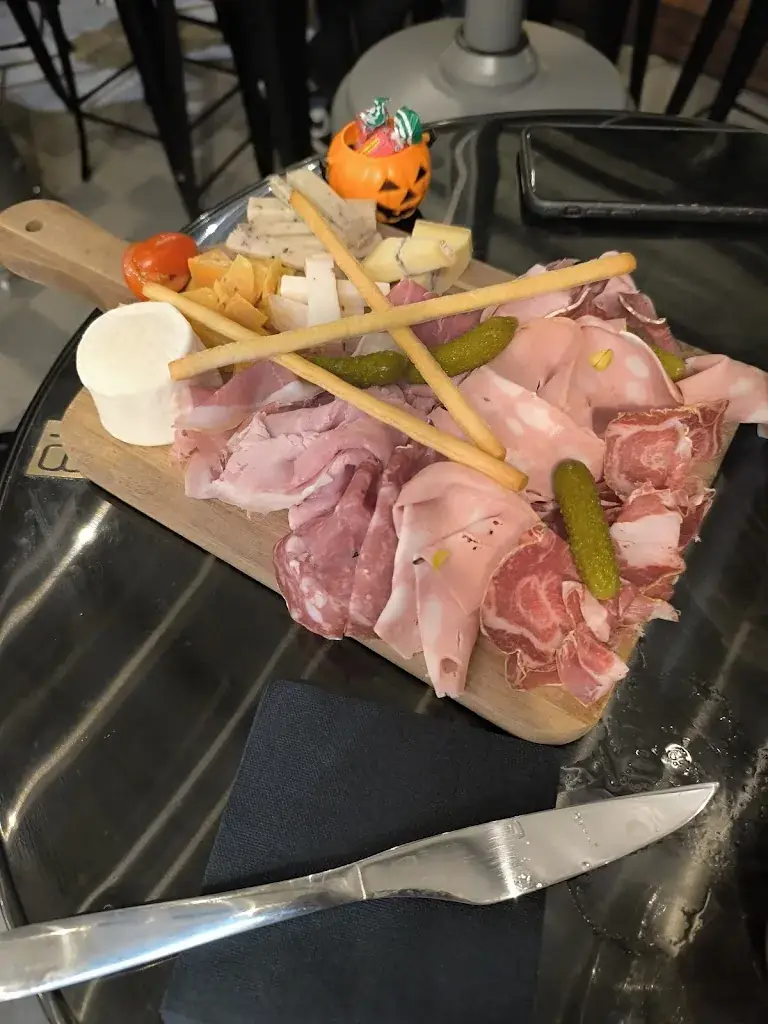 Marilyn's Pub_Auriol_slider_image_3