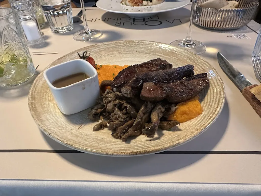 Debbie Hodge_La Cour d'Honneur - Restaurant Avignon Centre Ville_Avignon_review