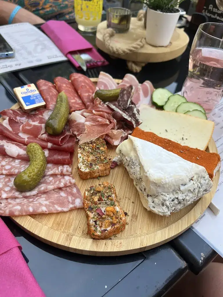 Laura Ayala_Pizzeria Restaurant Bar à vin L'Atrape à vin_Barbentane_review