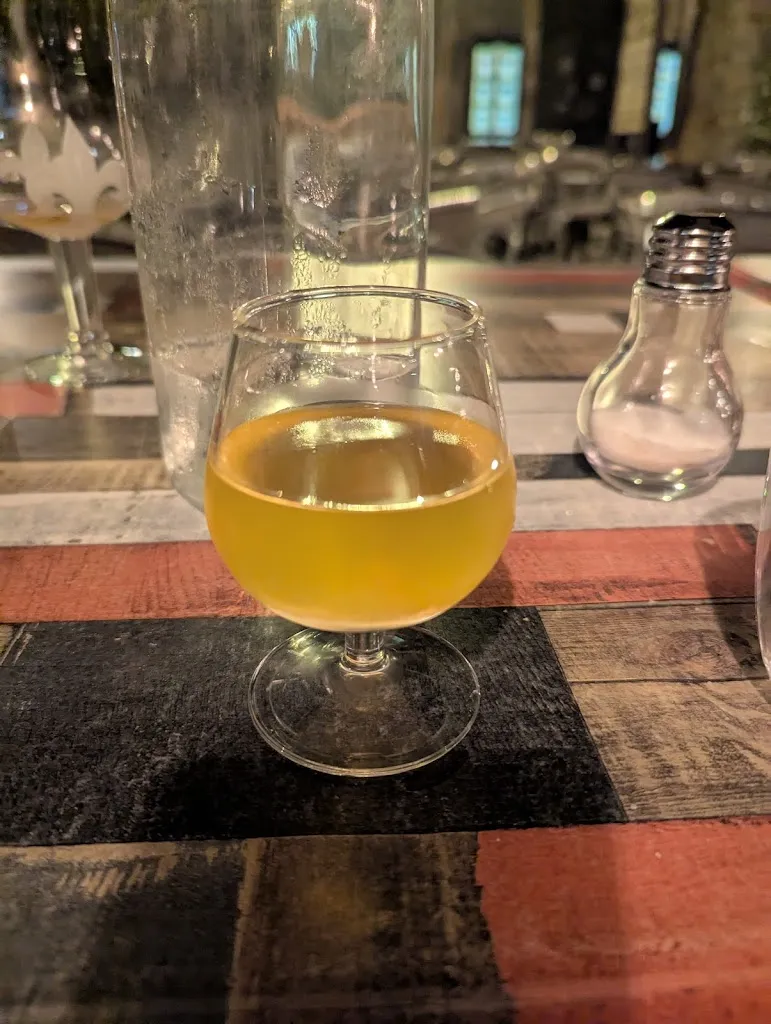 Face in a Crowd_La Taverne_Bargemon_review