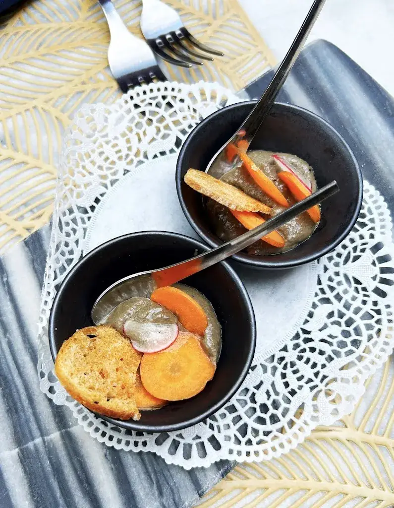 Linda Holm_Adagio Restaurant_Claviers_review