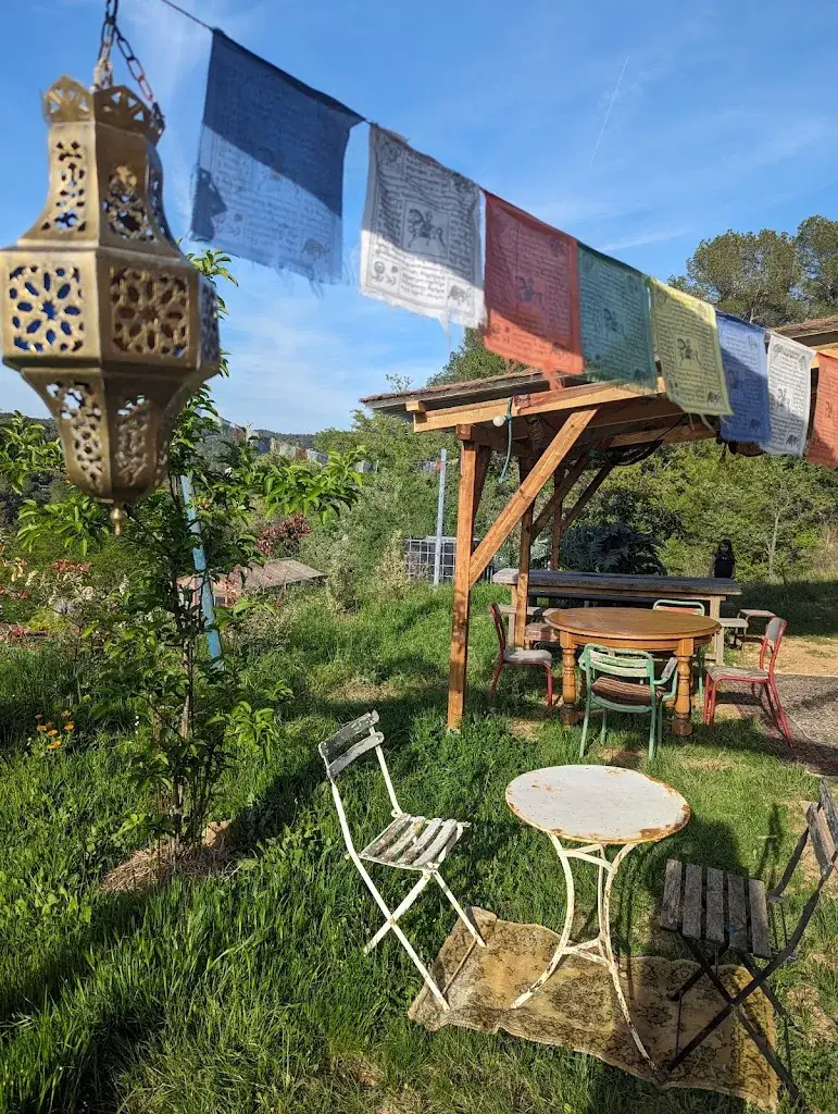 LA MAUVAISE HERBE : Gites insolites et resto-guinguette_Barjols_slider_image_1