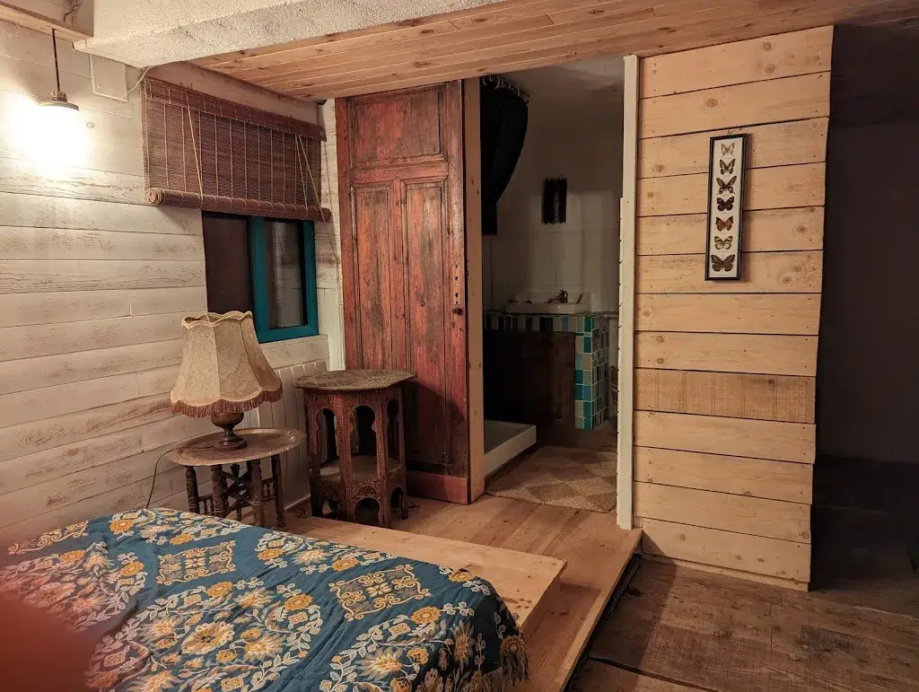 LA MAUVAISE HERBE : Gites insolites et resto-guinguette_Barjols_slider_image_2