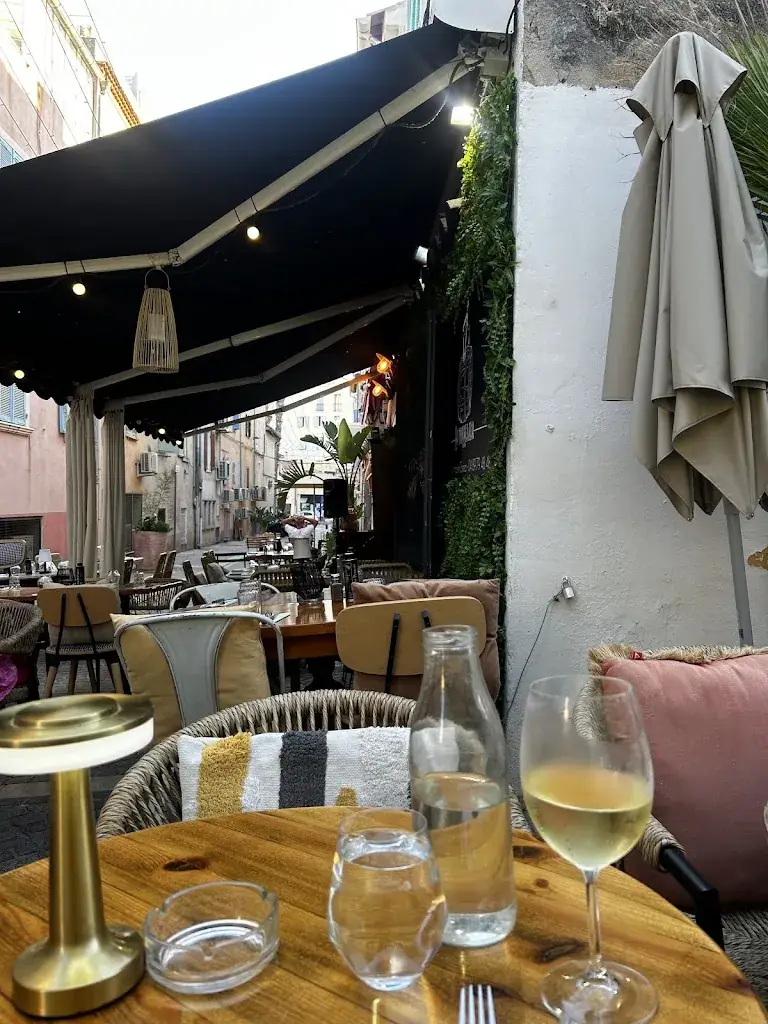 Casey McElroy_Au Tonnelier_Bandol_review