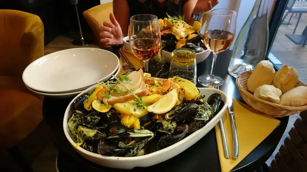 Le Scotch_Bandol_slider_image_3