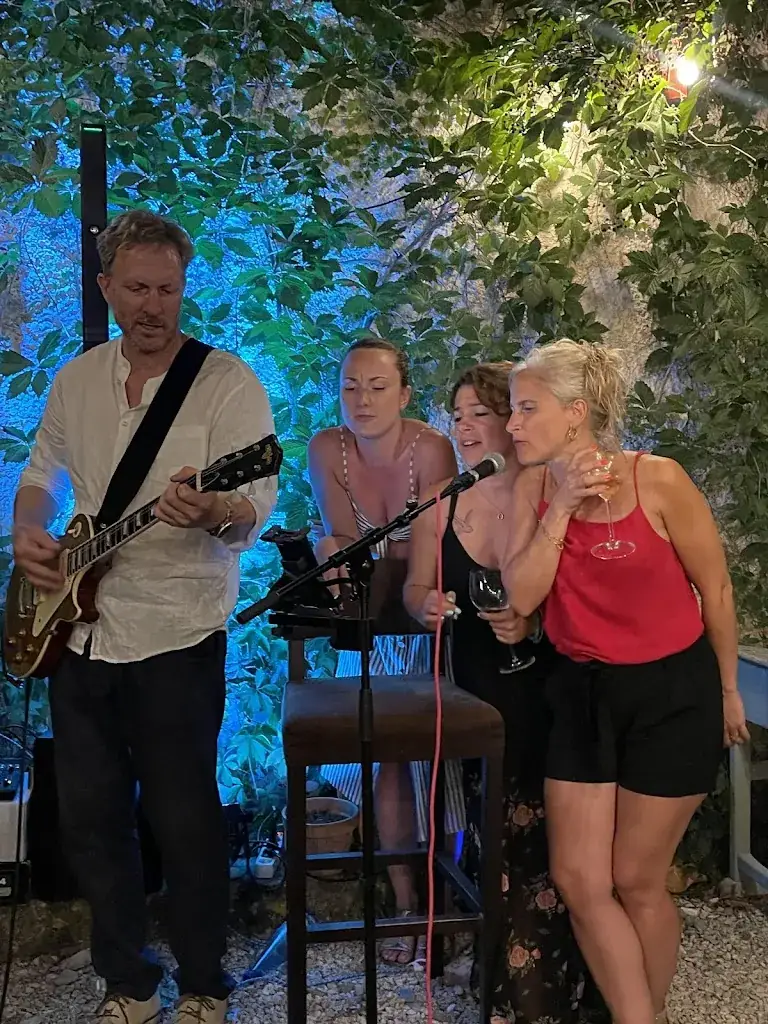 Sam Chin_La Cour Bar á Vin_Beaumont-de-Pertuis_review