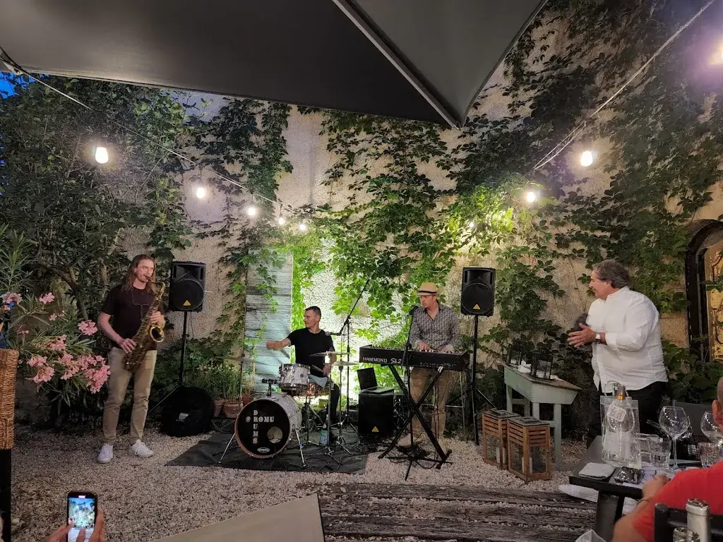 Andrew J. Yang_La Cour Bar á Vin_Beaumont-de-Pertuis_review