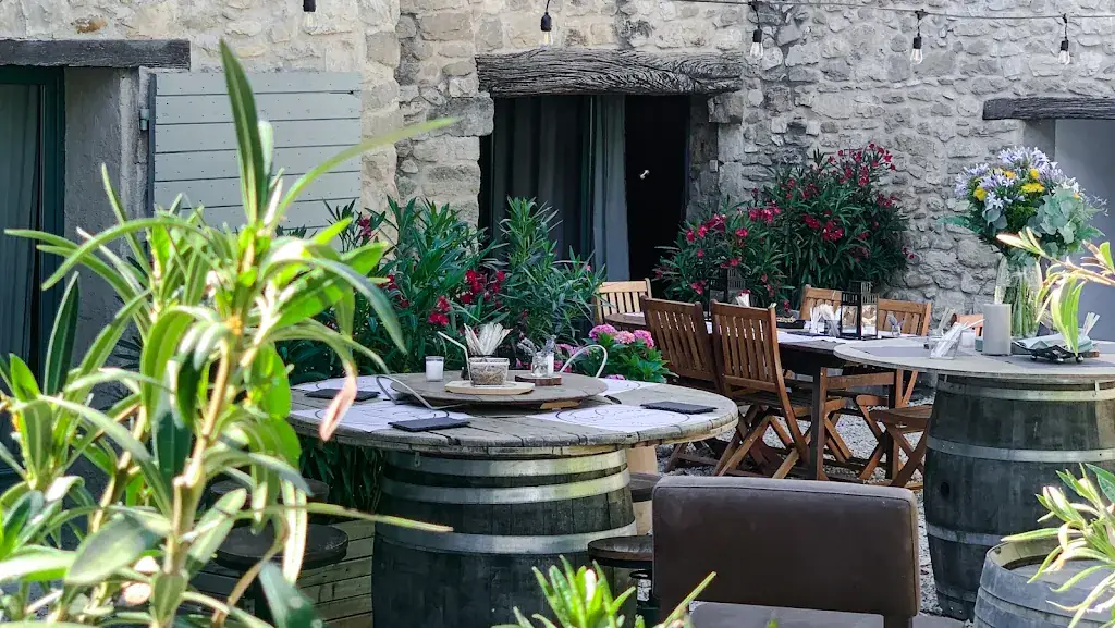 La Cour Bar á Vin restaurant in Beaumont-de-Pertuis