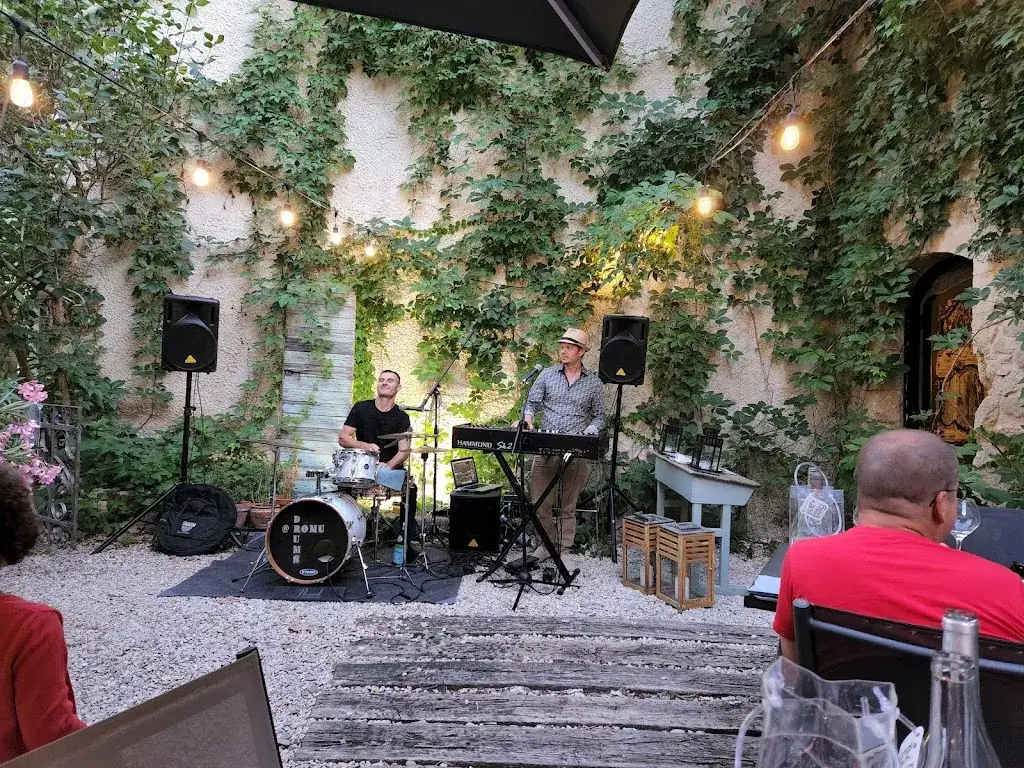 La Cour Bar á Vin_Beaumont-de-Pertuis_slider_image_3