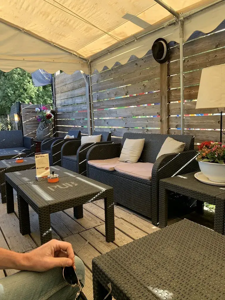 Léa waroquier_Edouard's Pub_Uvernet-Fours_review