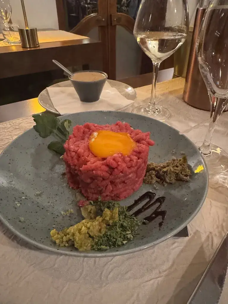 Matthew Fabius_Edouard's Pub_Uvernet-Fours_review