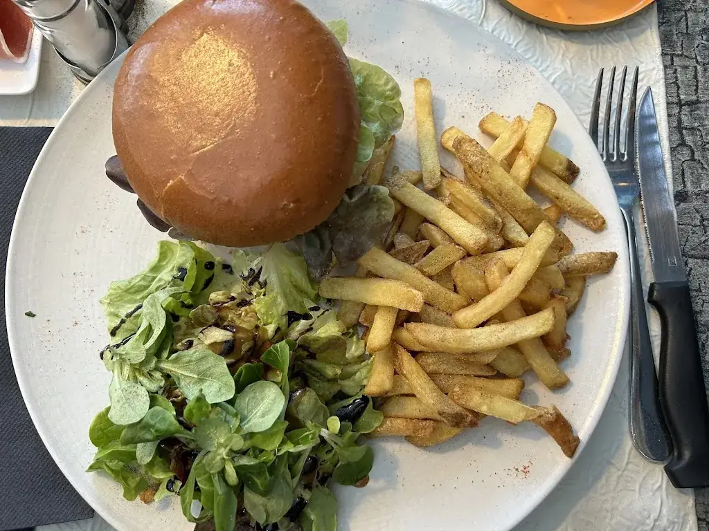 Edouard's Pub_Uvernet-Fours_slider_image_2