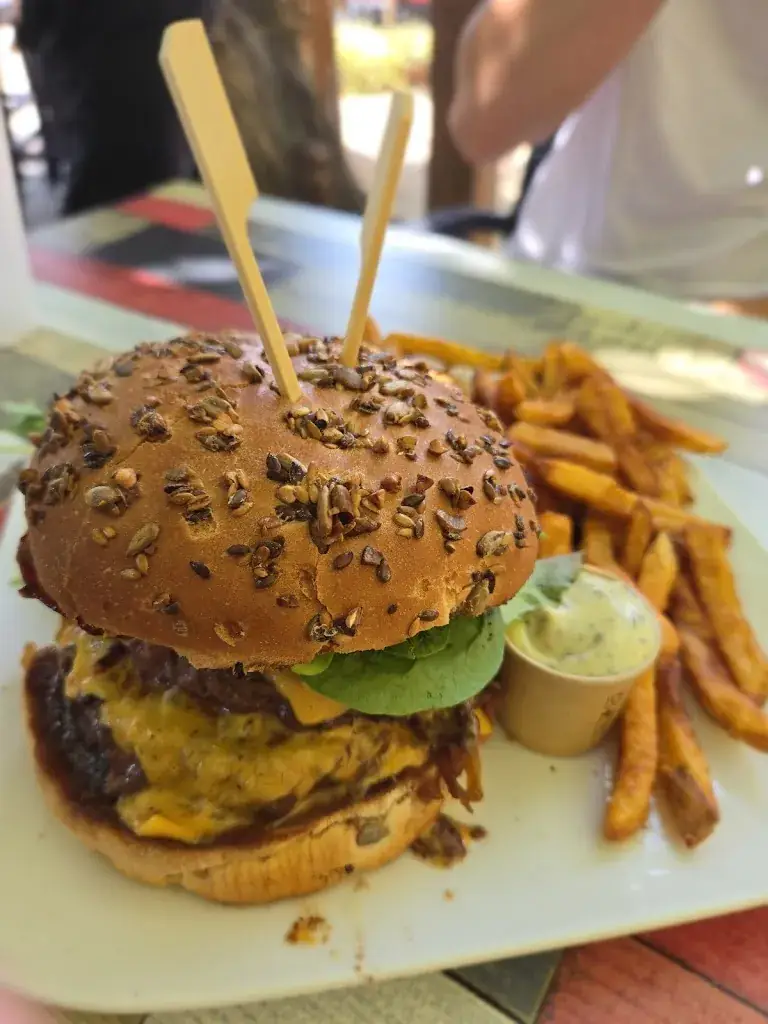 P Tweedie_Impérial Bus pour le Diner Bédarrides_Bédarrides_review