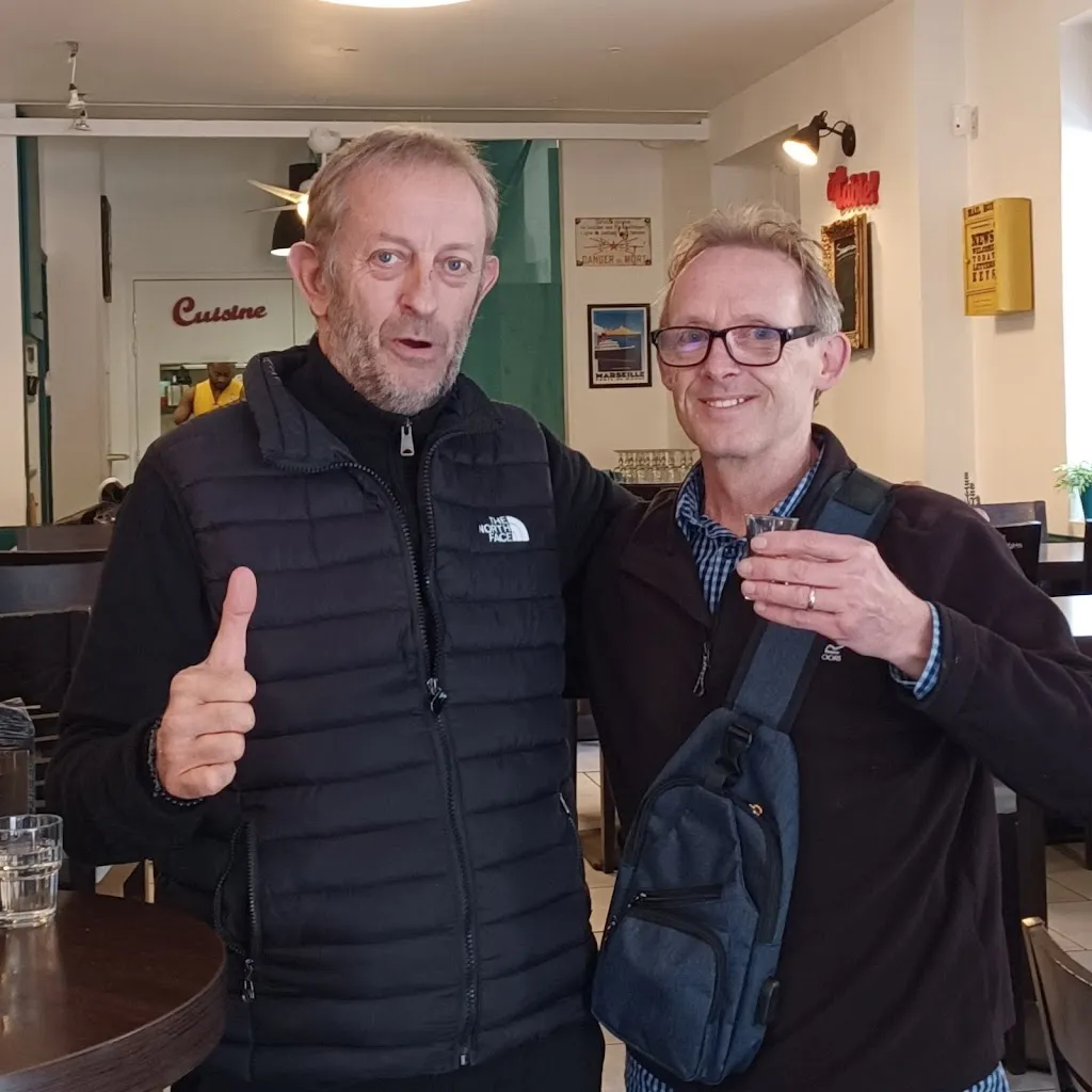 Jon Smallwood_Post café_Marseille_review