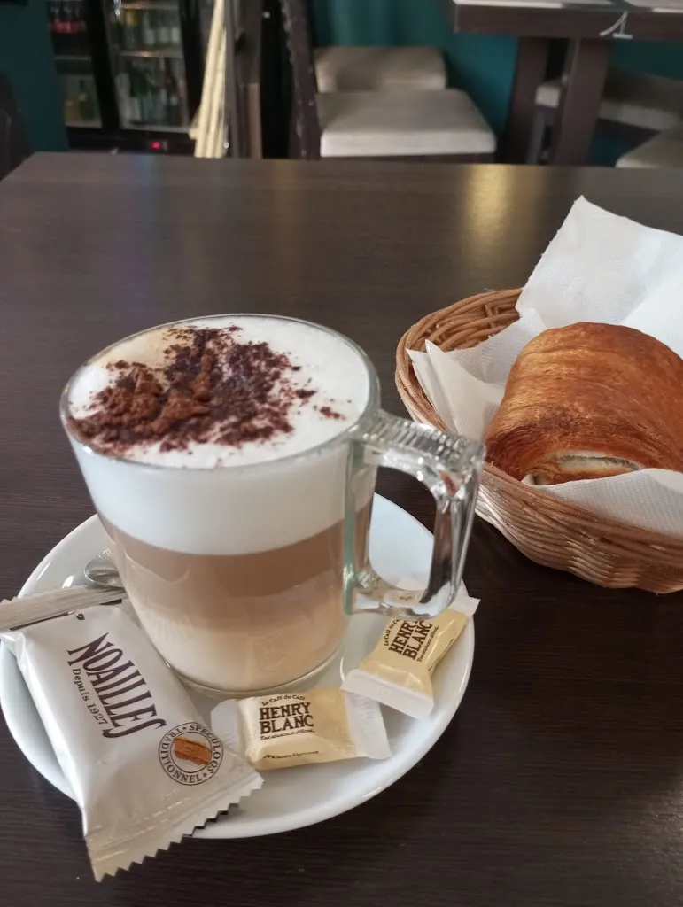 Dija_Post café_Marseille_review