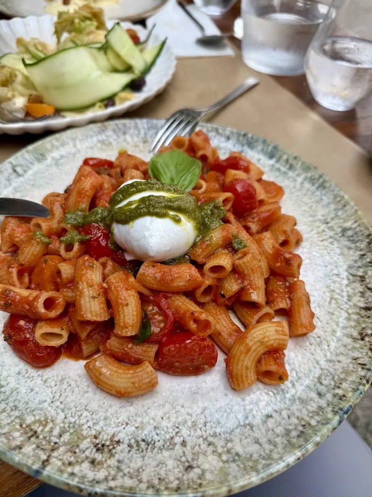 Isabella Feldmayer_Les Bedouins_Bédoin_review