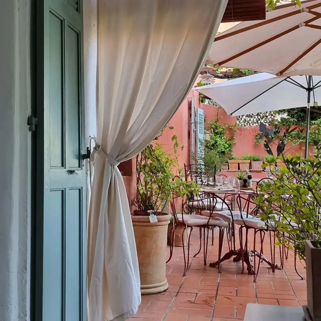 Le Belvédère Restaurant et Chambre d’hôtes à Flassans-sur-Issole ristorante a Flassans-sur-Issole