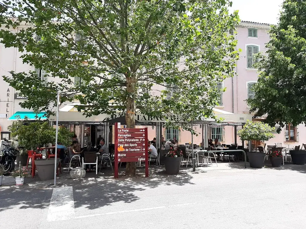 Mikael Lindroth_Bar tabac du lac_Besse-sur-Issole_review