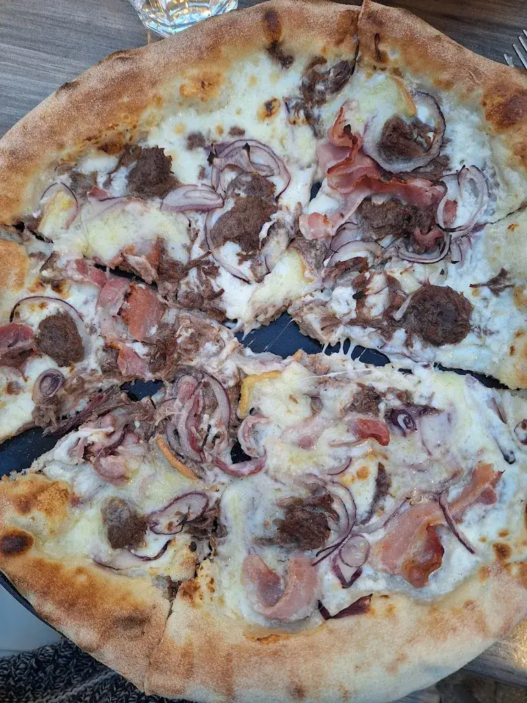 Leanne Hise_Le Chalet - Pub Savoyard_Novalaise_review