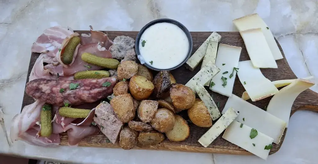 Le Chalet - Pub Savoyard_Novalaise_slider_image_3