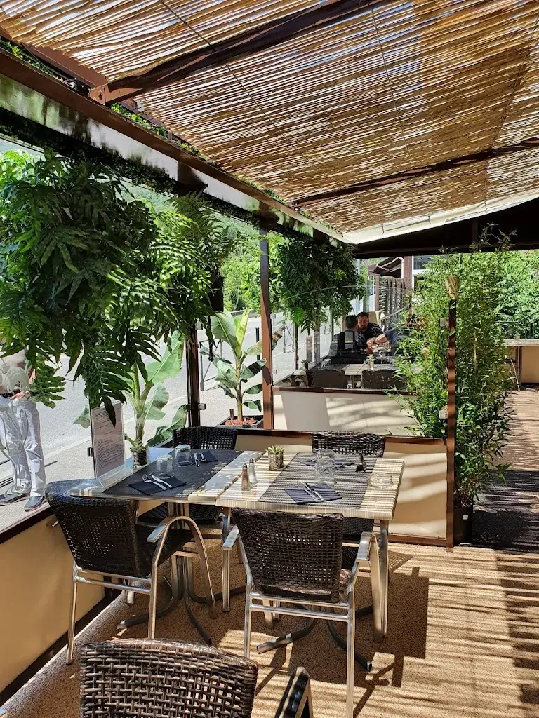 Au Contes est bon restaurant in Contes