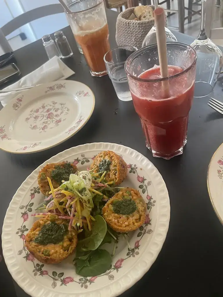 Laura Trinkaus_LA CAMBUSE DE GALUP_Biot_review