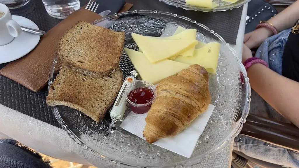 Le 410_Biot_slider_image_3