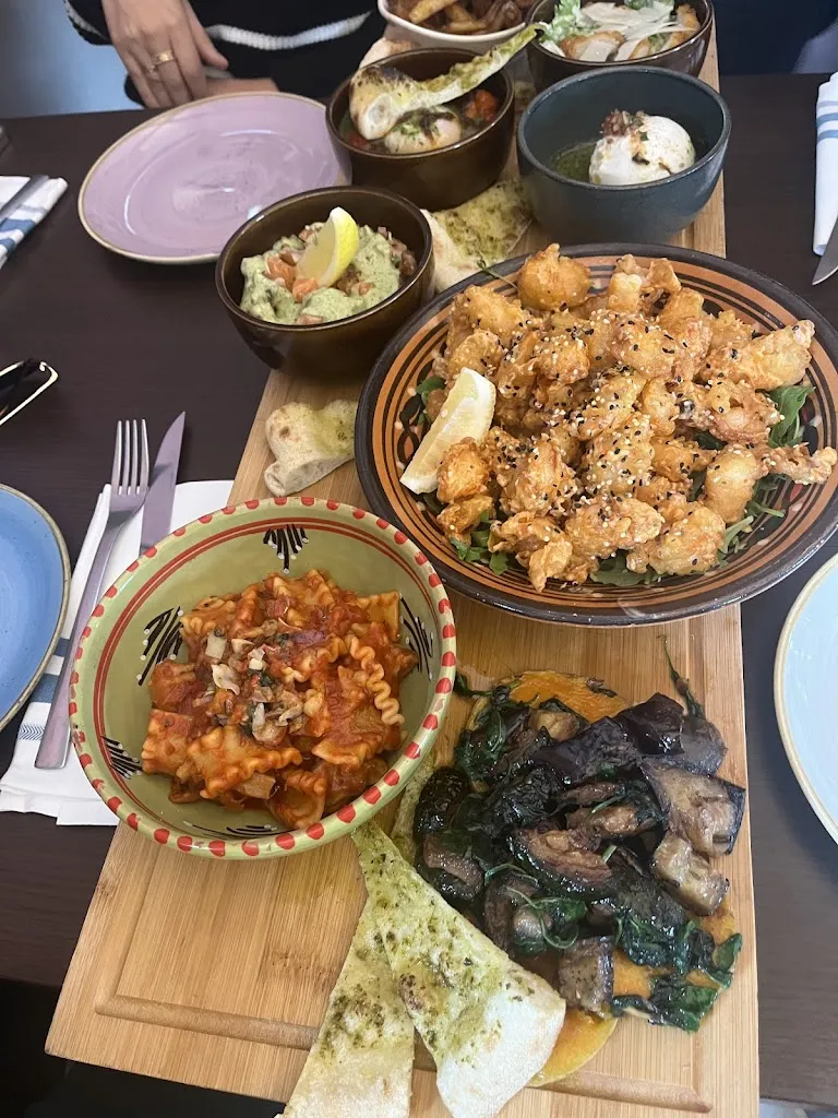 Khadija_Moza_Neuville-sur-Saône_review