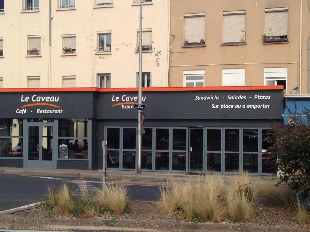 LE CAVEAU restaurant in Neuville-sur-Saône