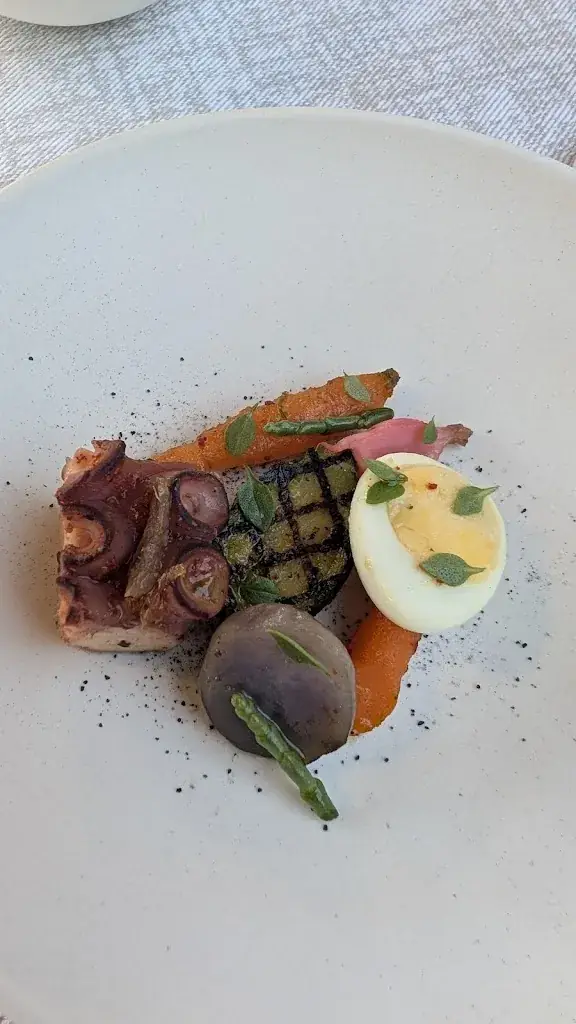 thomas dupin_LA TABLE DES AMIS by CHRISTOPHE BACQUIE_Bonnieux_review