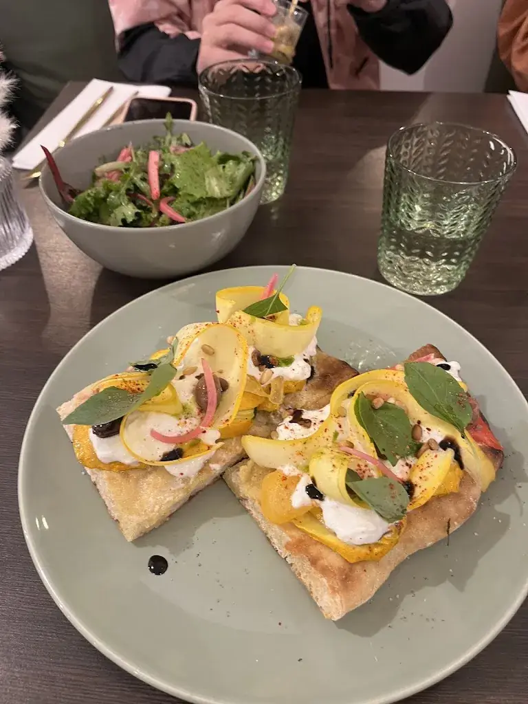 C B_Elaia_Marseille_review