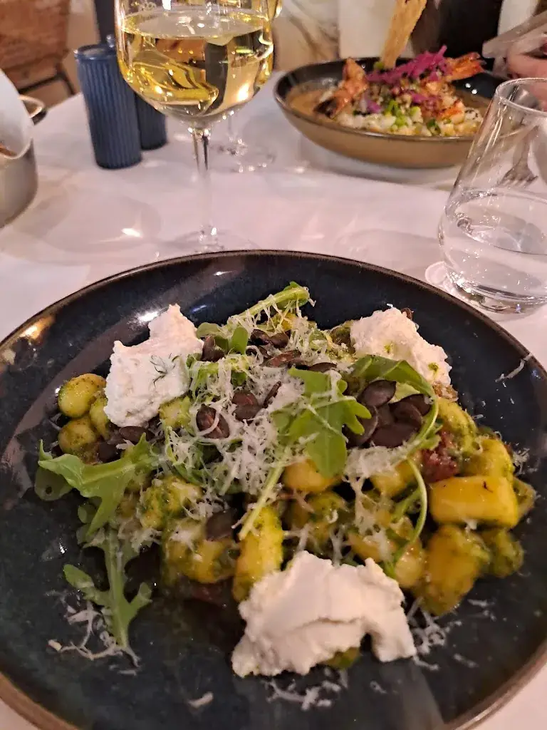 Monika x_Les trottoirs marseillais_Marseille_review