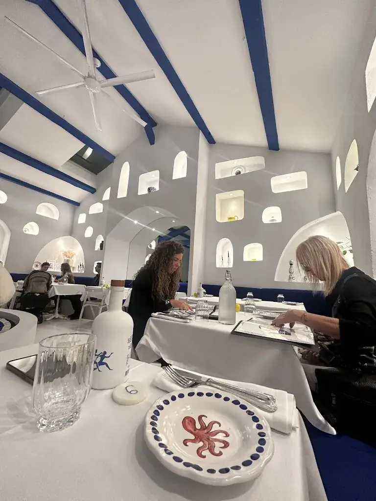 Shuaa Alamri_Santorin_Marseille_review