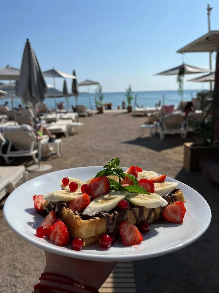 Les Voiles M Plage_Marseille_slider_image_3