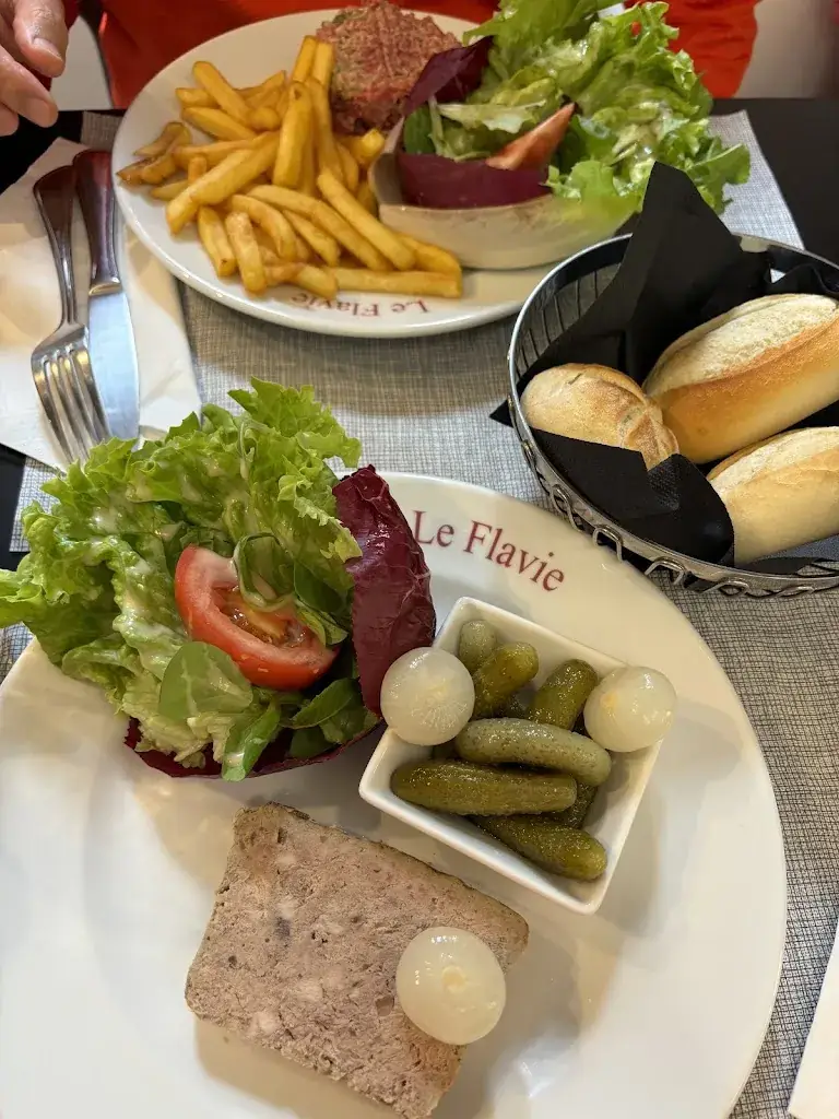 Hong Ngee Chia_Le Flavie_Breil-sur-Roya_review