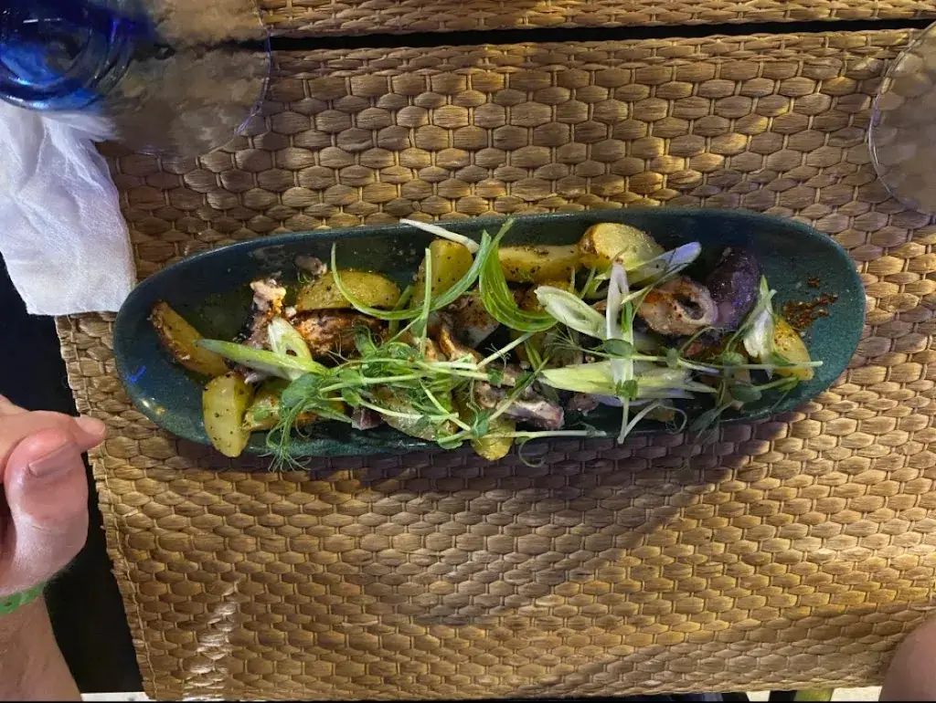 Daniel Hibbs-Woodings_Le Dionysos_Bormes-les-Mimosas_review