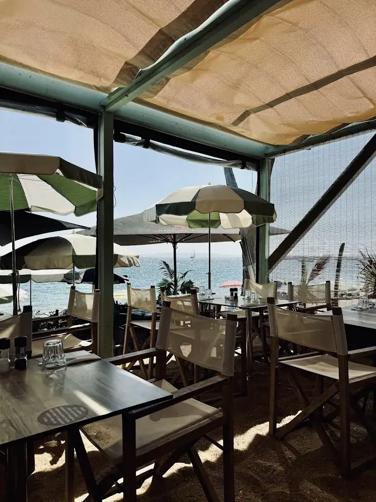 Nicole Baranov_Plage restaurant L'Effet Mer Le Lavandou_Lavandou_recensione