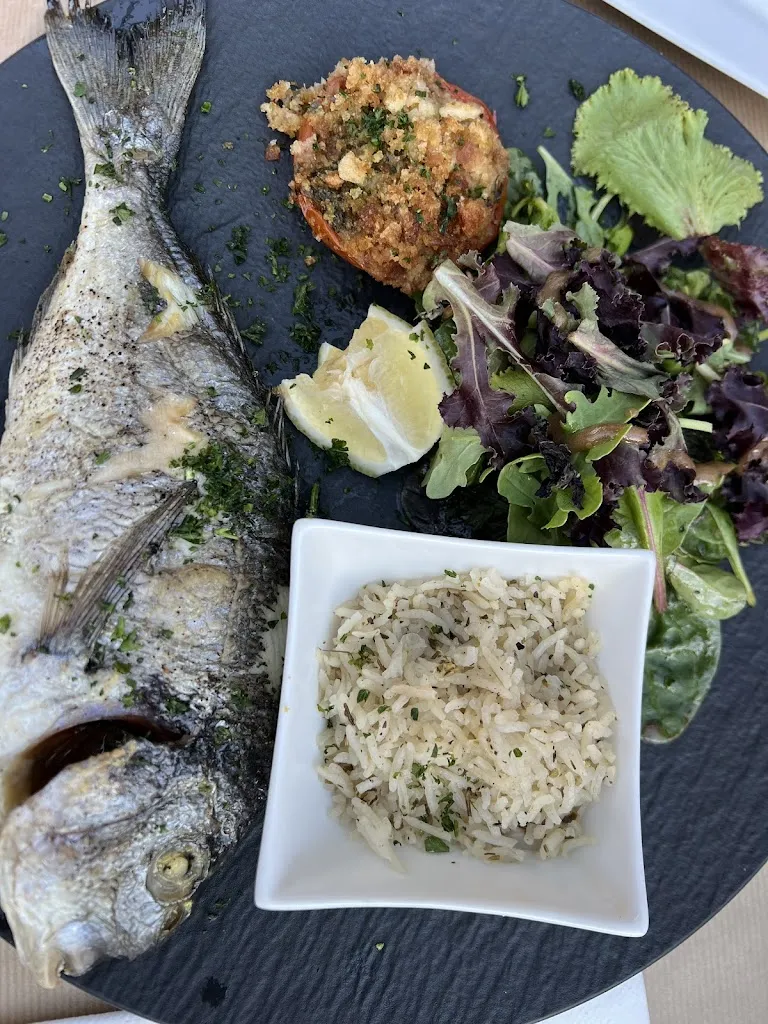 Anthony Amirza_C’ LA FAMILLE_Bormes-les-Mimosas_review