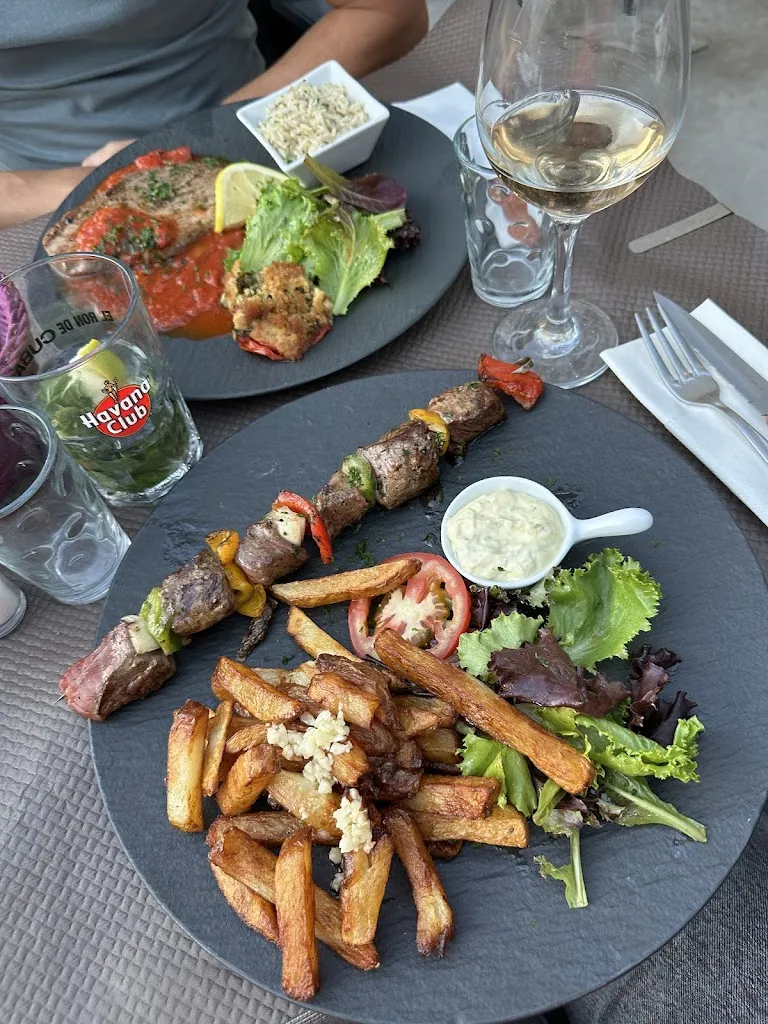 Céline Dhl_C’ LA FAMILLE_Bormes-les-Mimosas_review