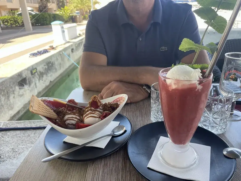 C Sim_Carré dés Lys_Bormes-les-Mimosas_review