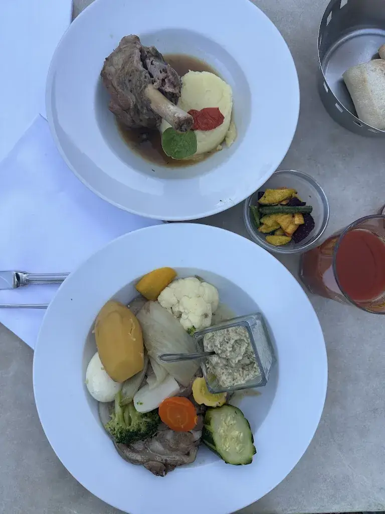 Ksenia Dobroskok_La Taverne - Table de caractère - Briançon_Briançon_reseña