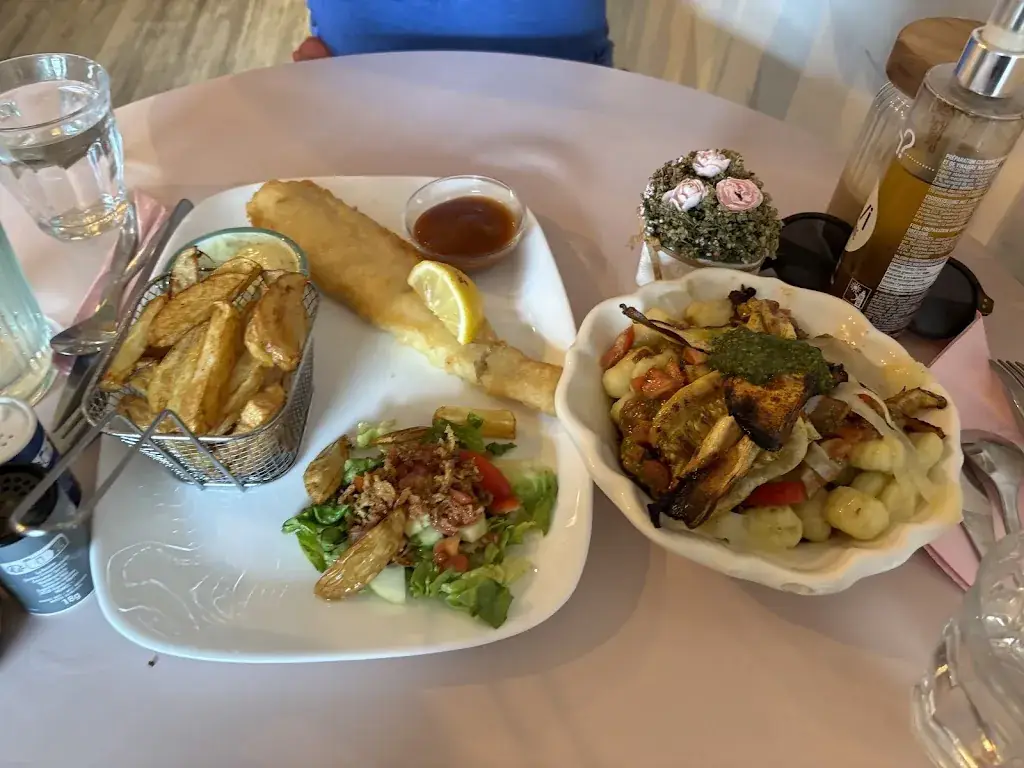 Kyle Walmsley_CHARLOTTE & COMPAGNIE_Brignoles_review