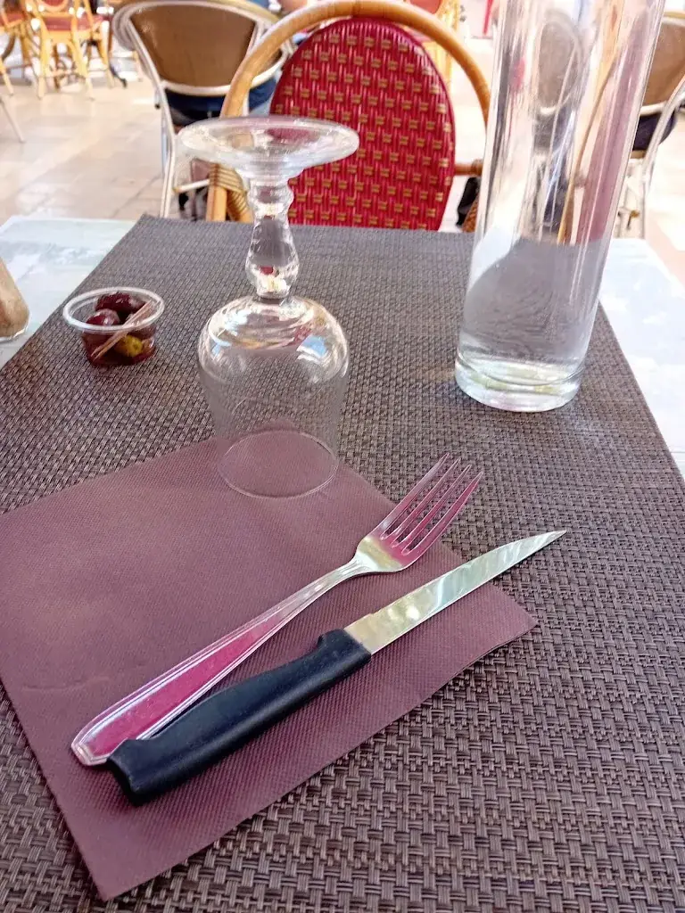 Cécilia Fabre_Café de l'Univers_Brignoles_review