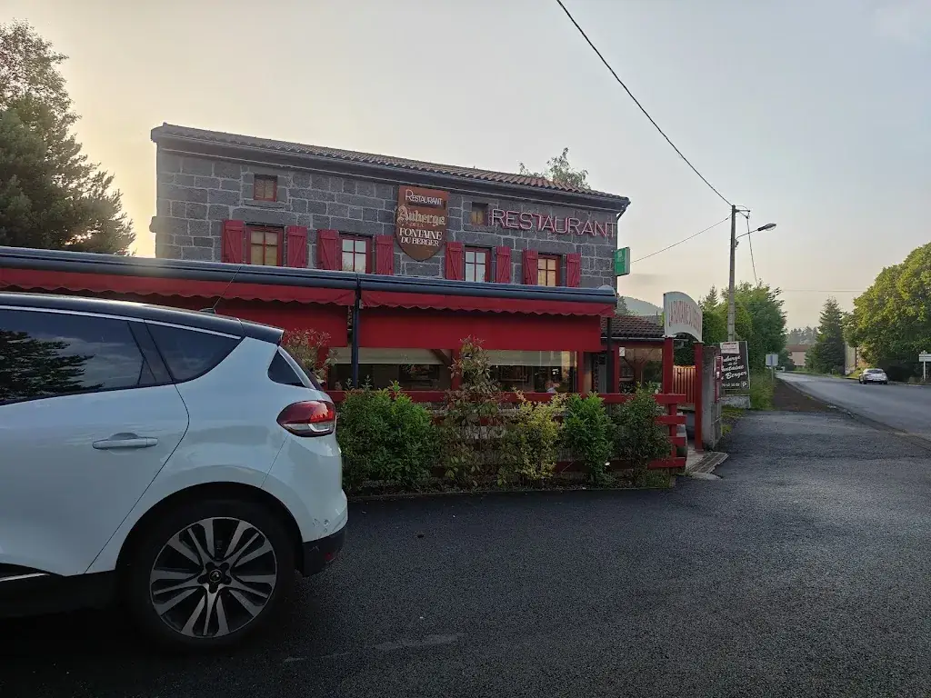 Saskia v L. (Cassai)_Auberge Fontaine du Berger_Orcines_review