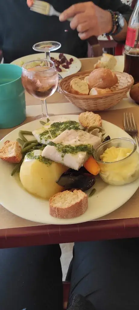 Marie Claude Damblan_LA FAMILLE_Travaillan_review