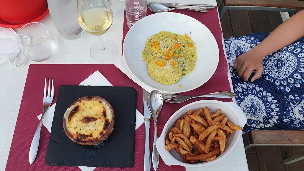Juraj Mikulášek_LE KAFE IN_Cagnes-sur-Mer_review