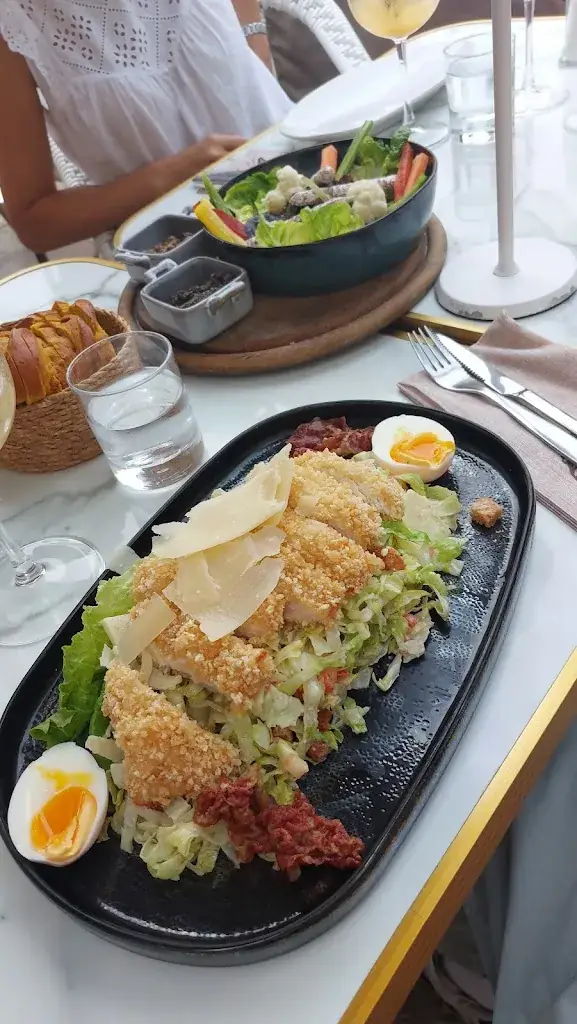 Boris Manov_Le Village_Cagnes-sur-Mer_recensione