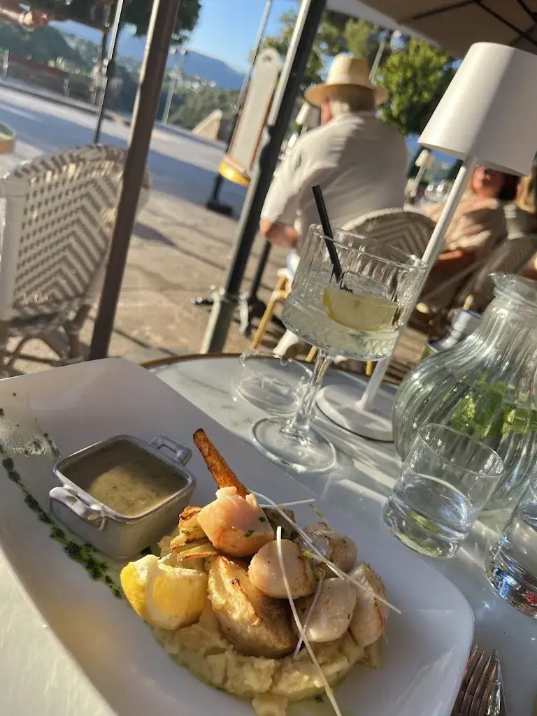 Инна Фуртак_Le Village_Cagnes-sur-Mer_recensione