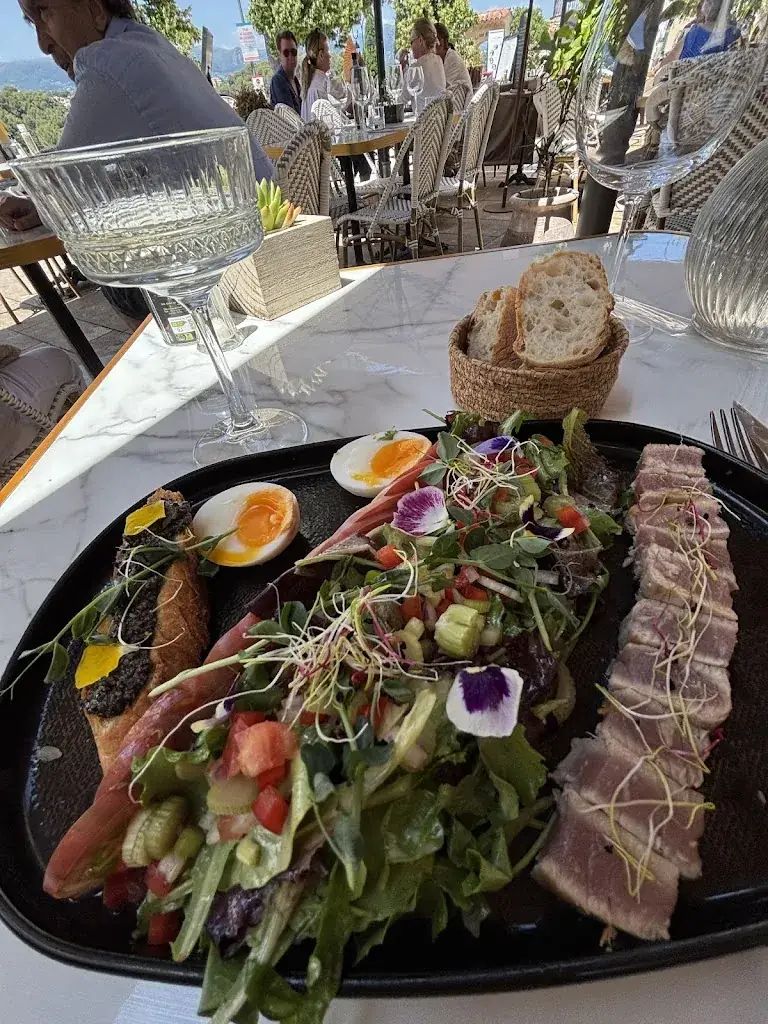 Hillarie O'Toole_Le Village_Cagnes-sur-Mer_recensione